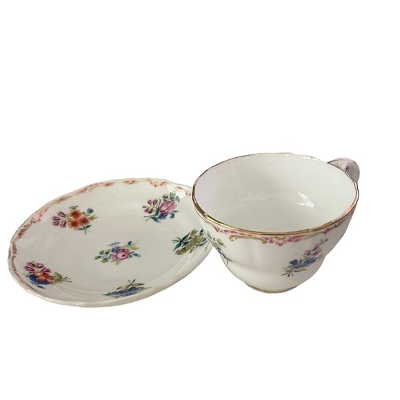 Teacup and saucer, unmarked with flowers and gold trim. - Picture 2 of 3